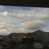バルコニーからは函館山が見える（8階のお部屋）