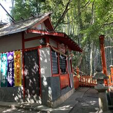 坂を下り、稲荷神社もあります。