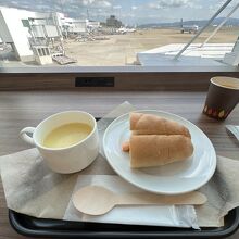 ラウンジでの軽食ランチ