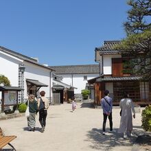 長屋門を入ると主屋や土蔵が並ぶ