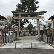 鳥居前にある御神燈の提灯がとても立派