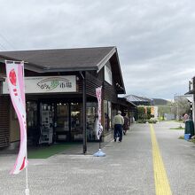 物産館「くるるん夢市場」に玄関です。