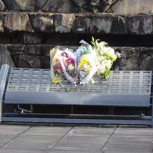 常に花が手向けられています。