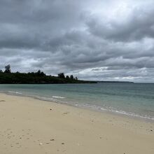 曇り空でも青い海、奥に伊良部島が見えます