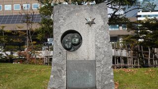 中央に男の子と女の子の顔がのぞいていて