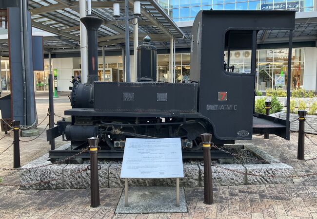 熱海駅前にある機関車