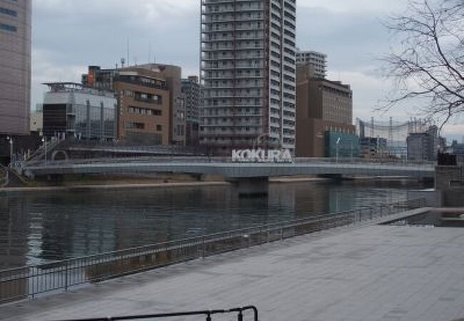 「KOKURA」の大きなオブジェがある橋