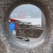 石碑の中央の穴からは厳島神社を望むことが出来ます