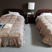 空調が自分でコントロール不可、大変暑かった、羽布団は薄く軽く