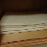 マットレスが薄くて意味がなく、布団2枚にしました