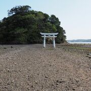 干潮時だけ、歩いて行ける神社です