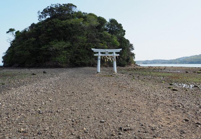 干潮時だけ、歩いて行ける神社です