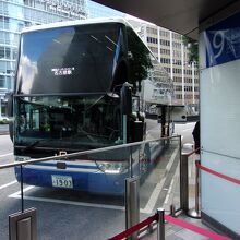 東京駅で待つスカニア製２階建バス。