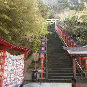 ひな祭りの飾り付けが有名な神社です。