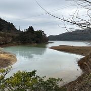 雲仙温泉からの乳白色の温泉が注いでいる