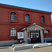 釧路川のそばに復元された石川啄木ゆかりの旧釧路新聞社屋