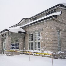 威風堂々とした石造り駅舎