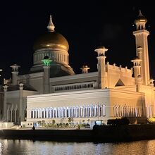 湖に浮かぶオールドモスク