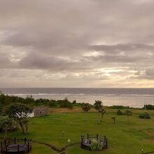 目の前の土盛海岸ですが、天気が悪いとこんな感じ