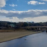 岡山市内を流れる川・川沿いに岡山城と後楽園もあります