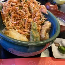 以前の桜えび丼はなくなり、ミックスになっていた。