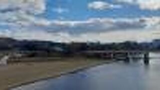 岡山市内を流れる川・川沿いに岡山城と後楽園もあります