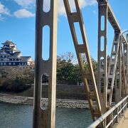 旭川を横断し、岡山城と後楽園を結ぶ橋