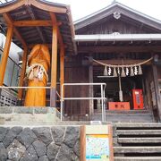 町中に突然現れる、インパクトある神社