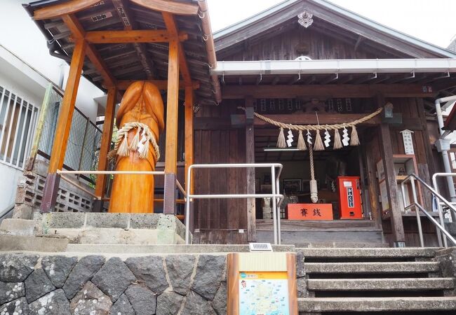 町中に突然現れる、インパクトある神社