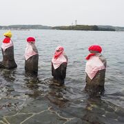 海に並ぶ可愛いお地蔵さん