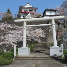 修復なって通り抜けが出来るようになっていた涌谷神社の鳥居