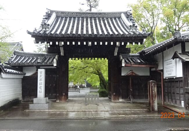 「紫式部邸宅跡」の文言に惹かれて門をくぐると「廬山寺」でした。