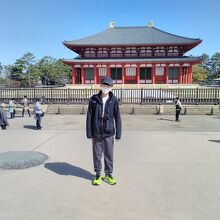 沢山の国内外からの観光客が訪れ興福寺見物をしていました孫です