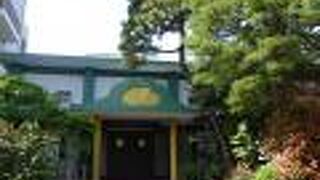 緑の屋根が印象的