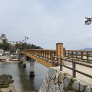 海と川に囲まれた城