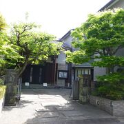 霊巖寺の学寮としての創建とも