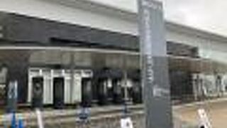 伊賀川のほとりの複合文化施設