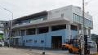 島の北東にある港にあるターミナル