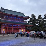創建当時の京都は元気がなかったようで、町おこしの一つの事業として創建されたようです