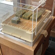 二種類の水無月でした。半分でも購入できます。