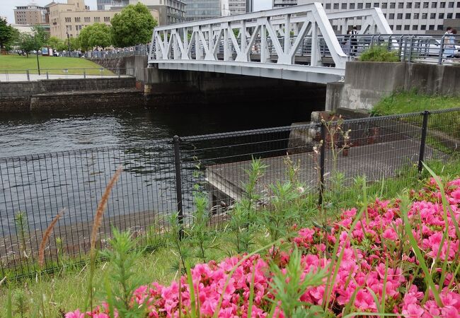 さらりとした小型のトラス橋