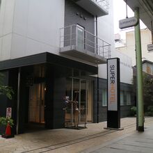 エントランスは商店街に面している