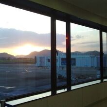 搭乗待合室、夕陽がきれいでした