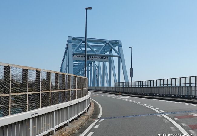 下蒲刈島から上蒲刈島に渡る無料の渡海橋です