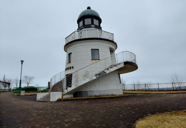 港沿いに広がる釧路の街を一望することができる灯台の形をした展望台があります