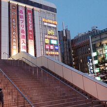 駅の南口を出たら、外階段で２階から入るのが一番近いです