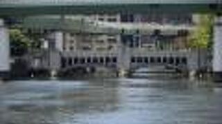 大阪市内を流れる土佐堀川に架かる橋
