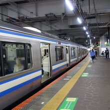 千葉駅の総武線ホーム。ちょっと離れてます。