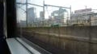 地下深いホーム。意外に本数は少ないので注意。