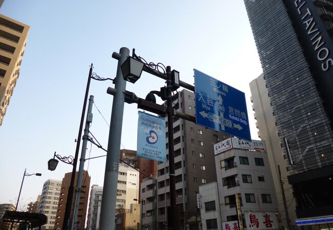 東に浅草寺西に合羽橋